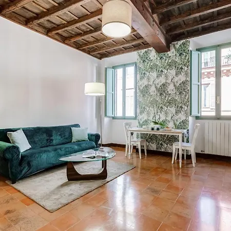 The Unique Pantheon Apartment *